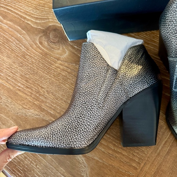 NEW Naturalizer Rosetta textured metallic silver booties 8.5M - Picture 3 of 9